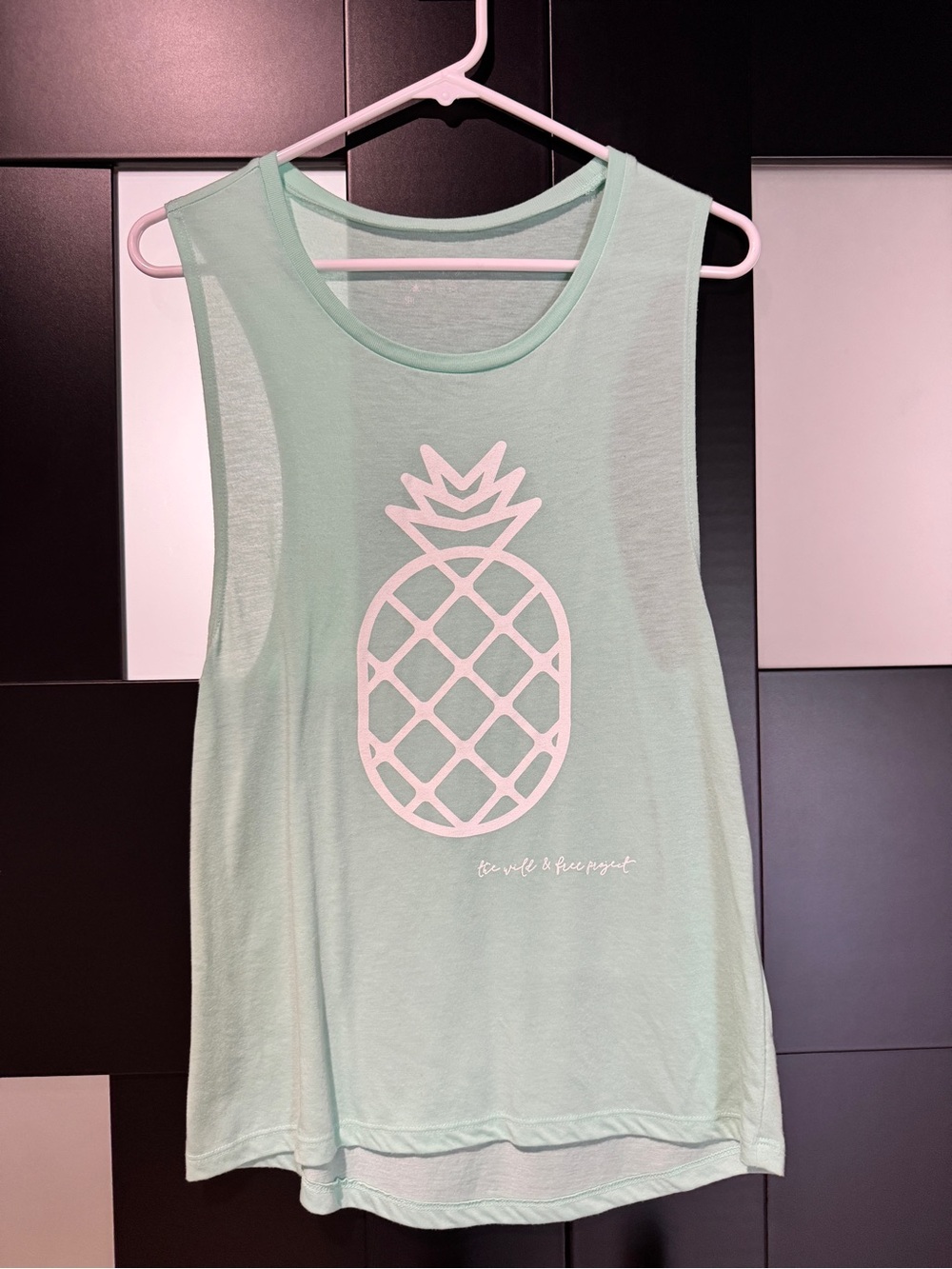 Sleeveless Mint Pineapple Graphic Tank Top - Women Size Small.  Like New.